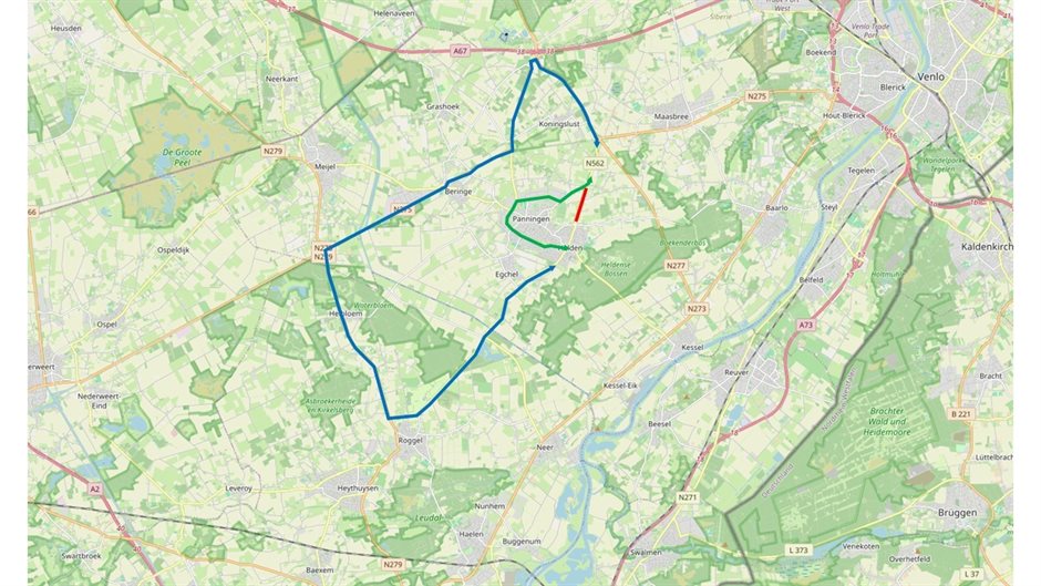 Omleidingen tijdens de werkzaamheden aan de N562 bij Helden. In rood de afsluiting, in groen de lokale omleiding, in blauw de grootschalige omleiding via de A73.