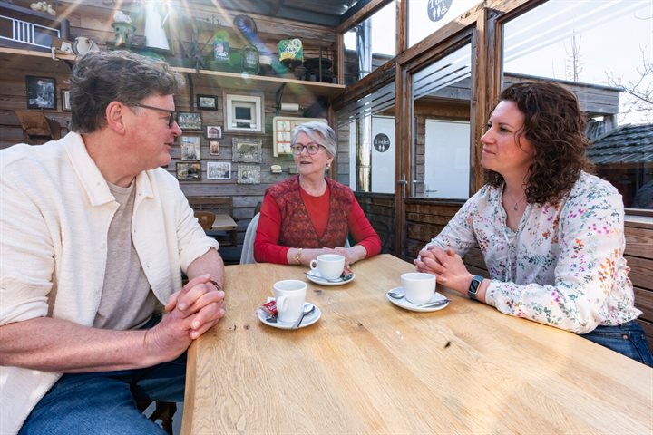 Rob, Ingrid en Maris in gesprek met een kop koffie