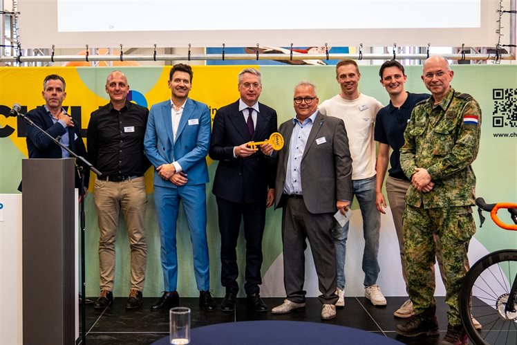 De sleuteloverdracht tijdens de opening van het CHILL Excellence center