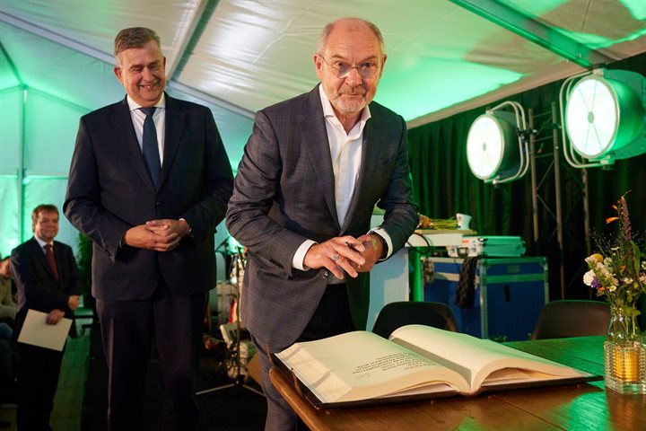 Gouverneur Roemer en Ger Peeters bij de uitreiking van de Erepenning