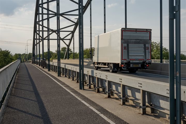 Een vrachtwagen rijdt over de brug bij de N296 bij Roosteren