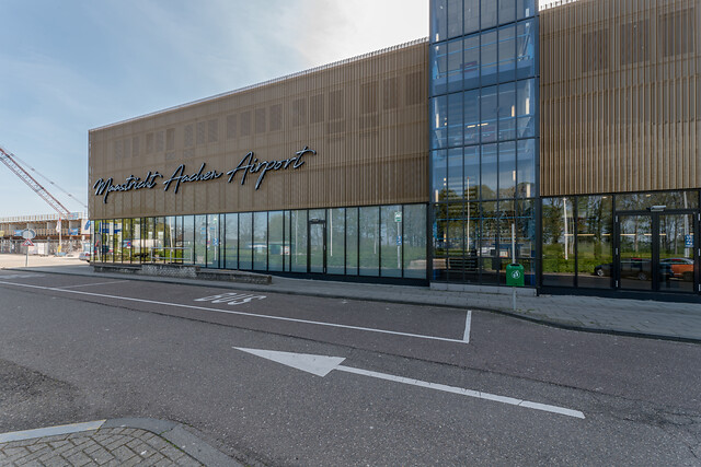 Voorgevel met naambord Maastricht Aachen Airport