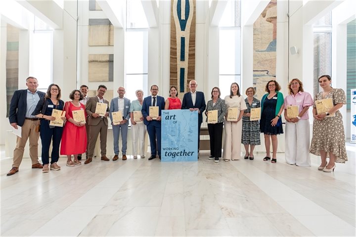 Groepsfoto met bestuursvoorzitters 11 hogescholen in de Euregio en 5 gedeputeerden van Euregionale overheden