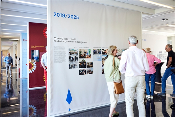 Bezoekers op de expositie.