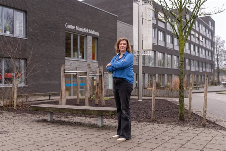 Kim Duykaerts-van Duurling poseert voor de school: Centre Manjefiek Malberg