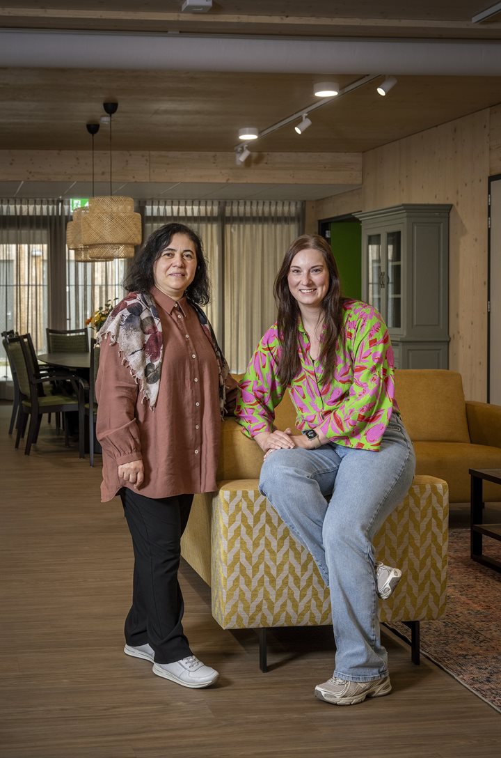 Tülay en Chelsea in de woonkamer van een zorgappartement