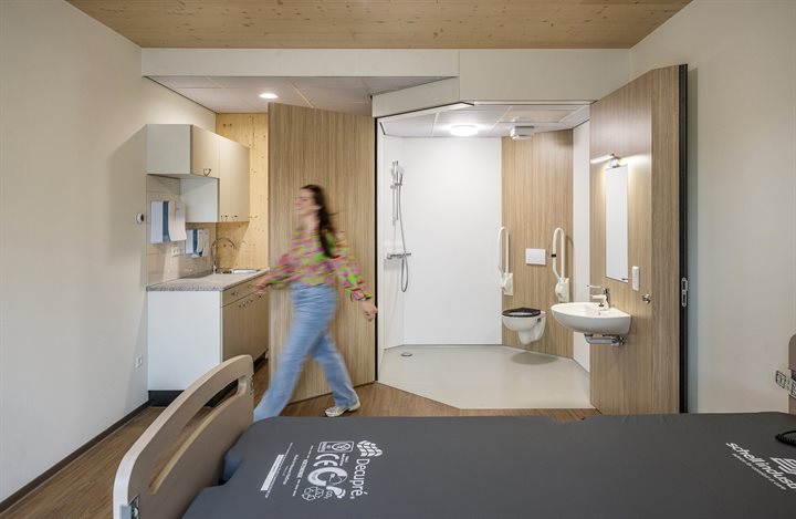 Chelsea wandelt door één van de zorgkamers