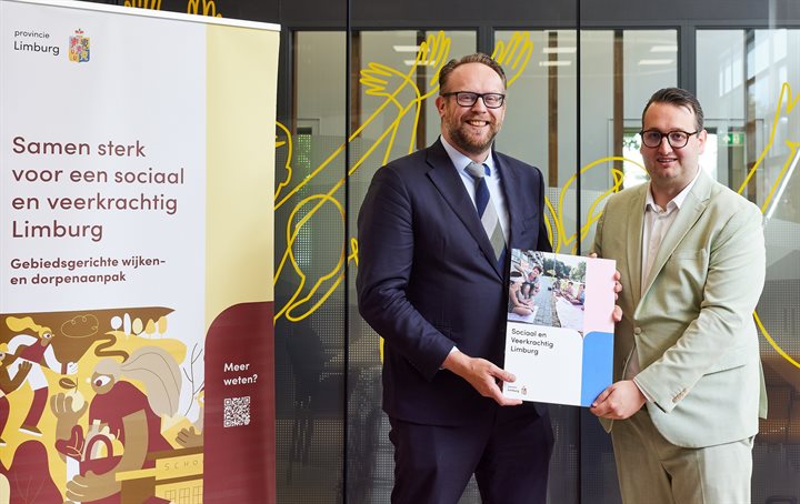 Minister Pieter Heerma ontvangt de propositie 'Samen sterk voor een sociaal en veerkrachtig Limburg' uit handen van gedeputeerde Marc van Caldenberg
