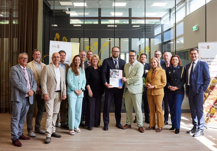 Groep bestuurders poseert met de propositie, in het midden minister Heerma en gedeputeerde Van Caldenberg