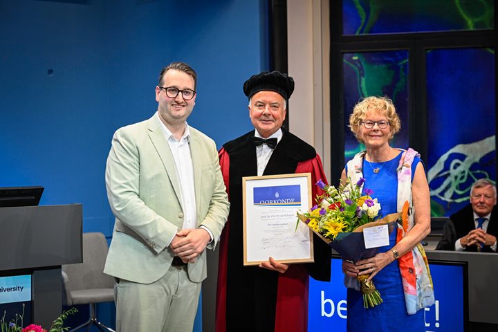 Gedeputeerde Van Caldenberg reikte de oorkonde voor Ere-ambassadeur uit aan hoogleraar Onno van Schayck
