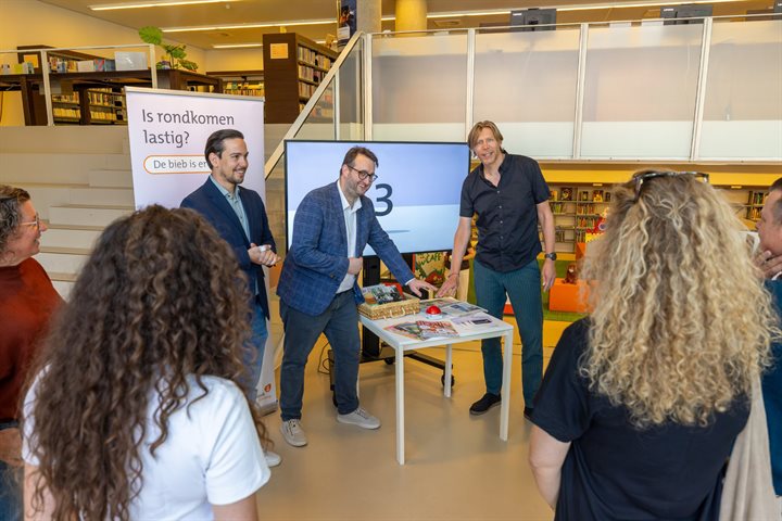 Gedeputeerde Marc van Caldenberg gaf samen met partners in Stein het startschot voor de campagne De bieb is er voor je