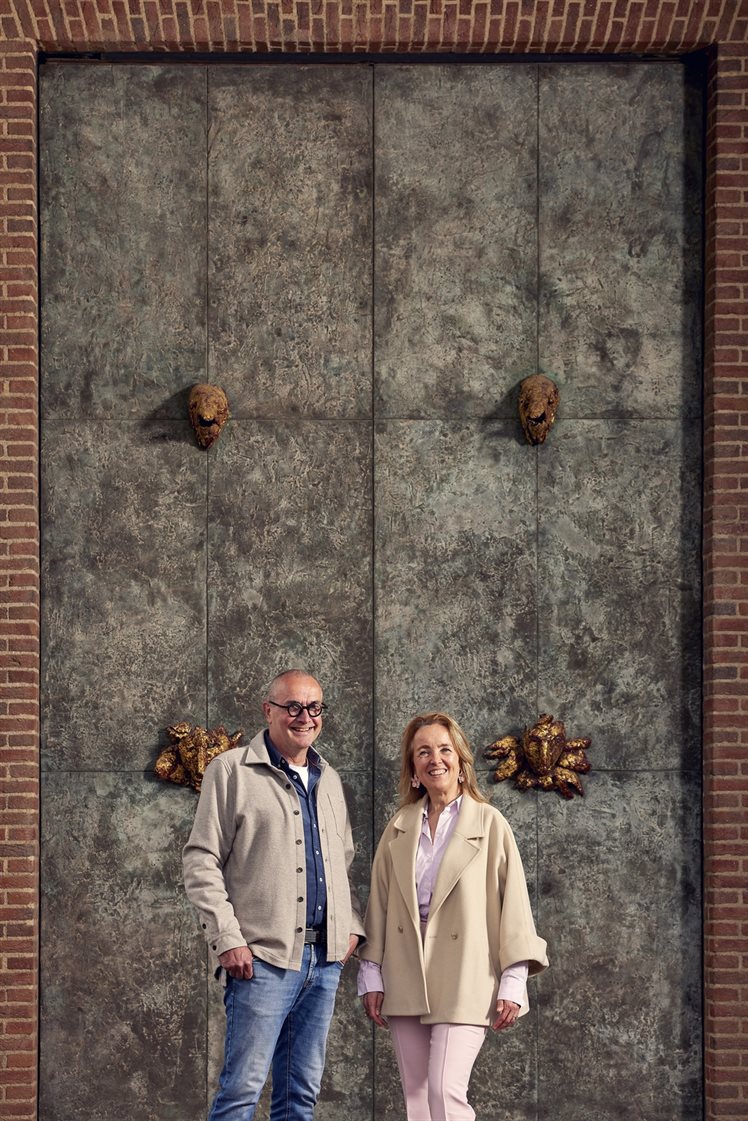 Pierre Geelen (links) en Brigitte Lemmens (rechts) voor de bronzen deur naar de Feestzaal van het Gouvernement