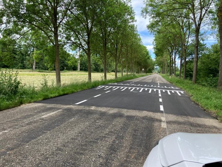 Een nieuw geplaatste drempel op de N595