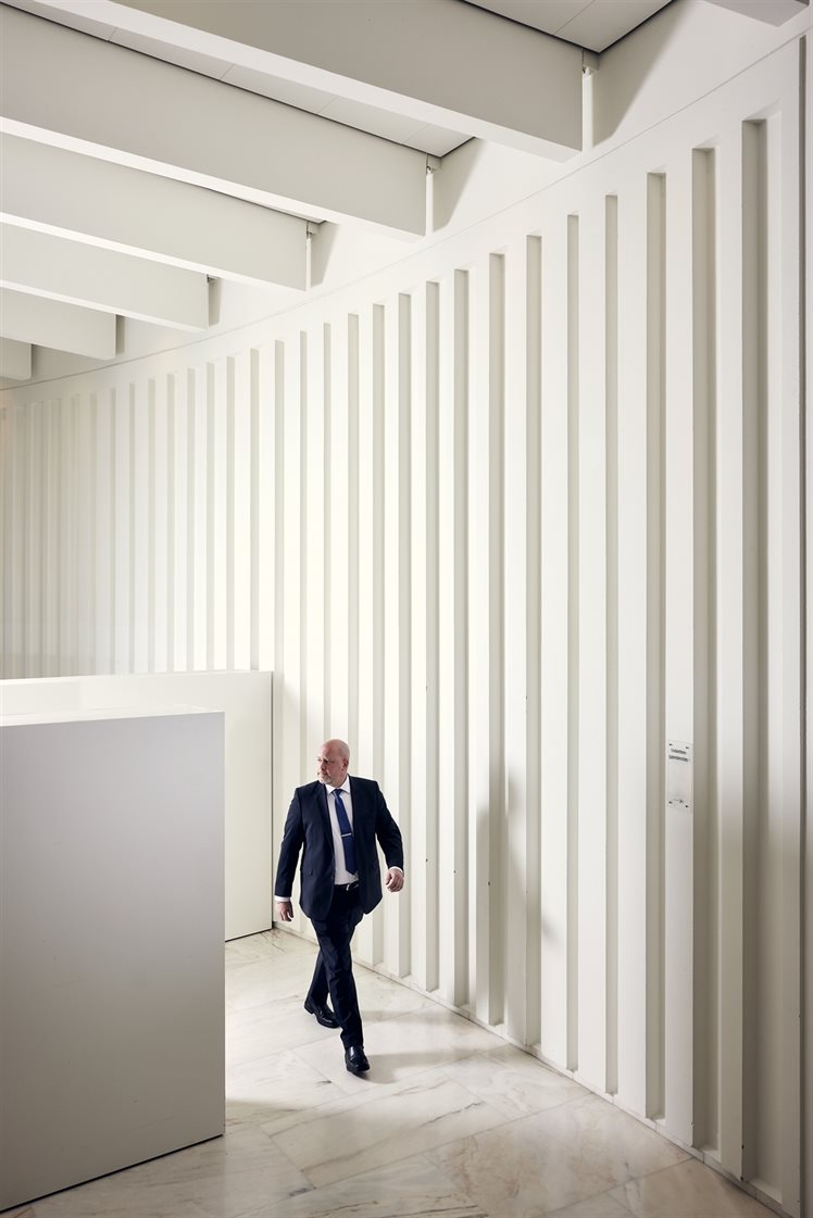 David Molenaar loopt de omringende gang van de Feestzaal in het Gouvernement aan de Maas