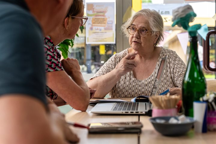 Buurtbewoner in gesprek met Manon en Roland