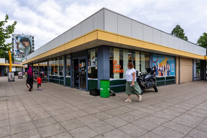 Mensen wandelen langs de Zuidkamer in het winkelcentrum