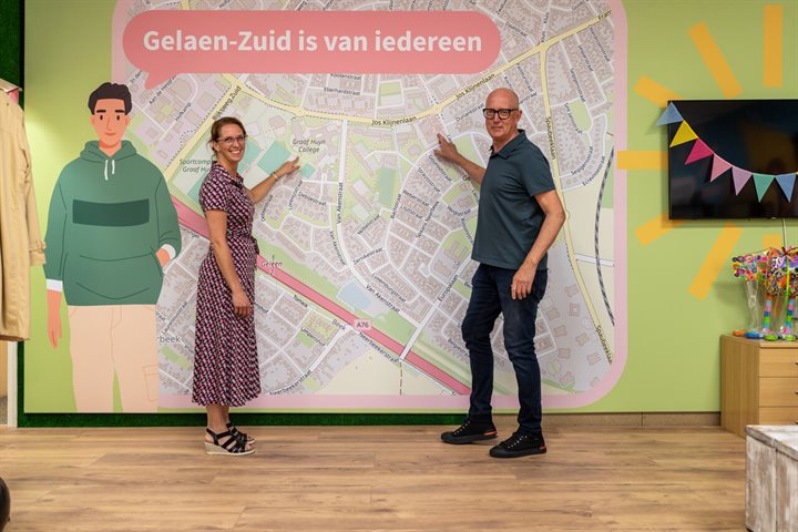 Manon en Roland voor een kaart van Geleen met tekst 'Gelaen-Zuid is van iedereen'