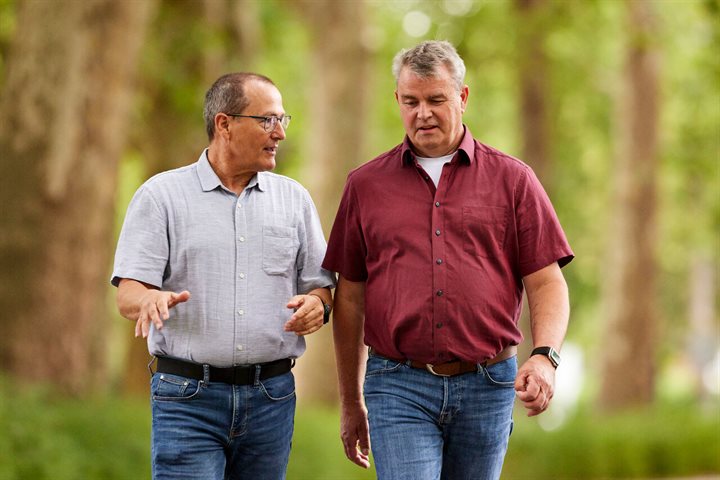 Atty en Douwe al wandelend in gesprek