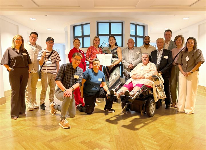 De afvaardiging van het G-debat en gedeputeerde Elianne Demollin-Schneiders in Den Haag, samen op de foto met minister Mirjam Sterk
