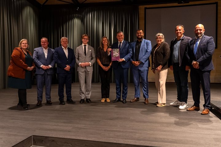 Gouverneur Roemer met de Vertrouwenscommissie