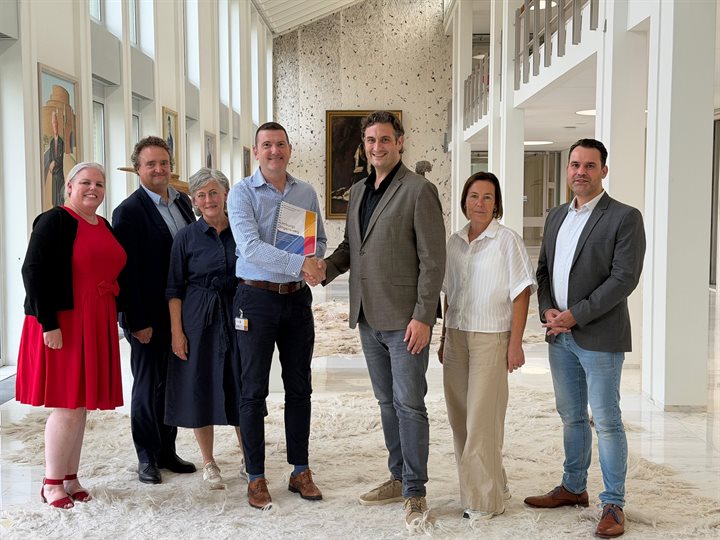 Overhandiging onderzoeksrapport aan Gedeputeerde