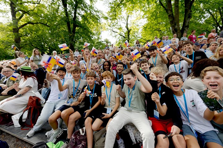 Kinderen op de tribune met Limburgse vlaggetjes