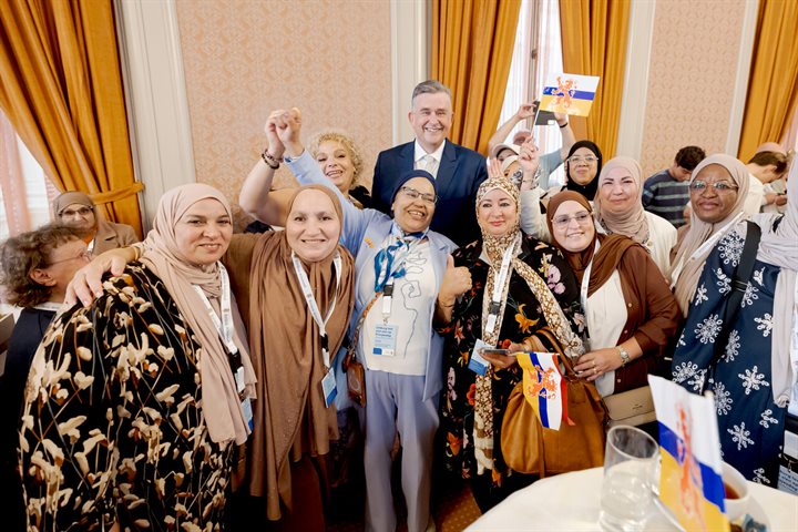 Gouverneur Roemer op de foto met deelnemers aan de busreis