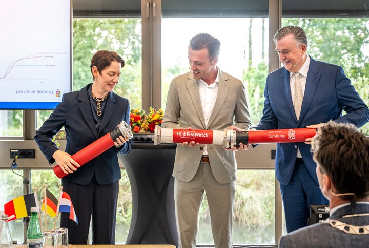 Bestuurders koppelen symbolisch het systeem FireWatch