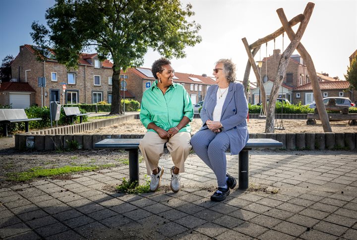 Mekeds en Jantina in gesprek op een bankje