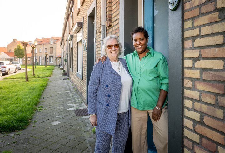 Jantina en Mekeds voor de woning van Mekeds in Maastricht