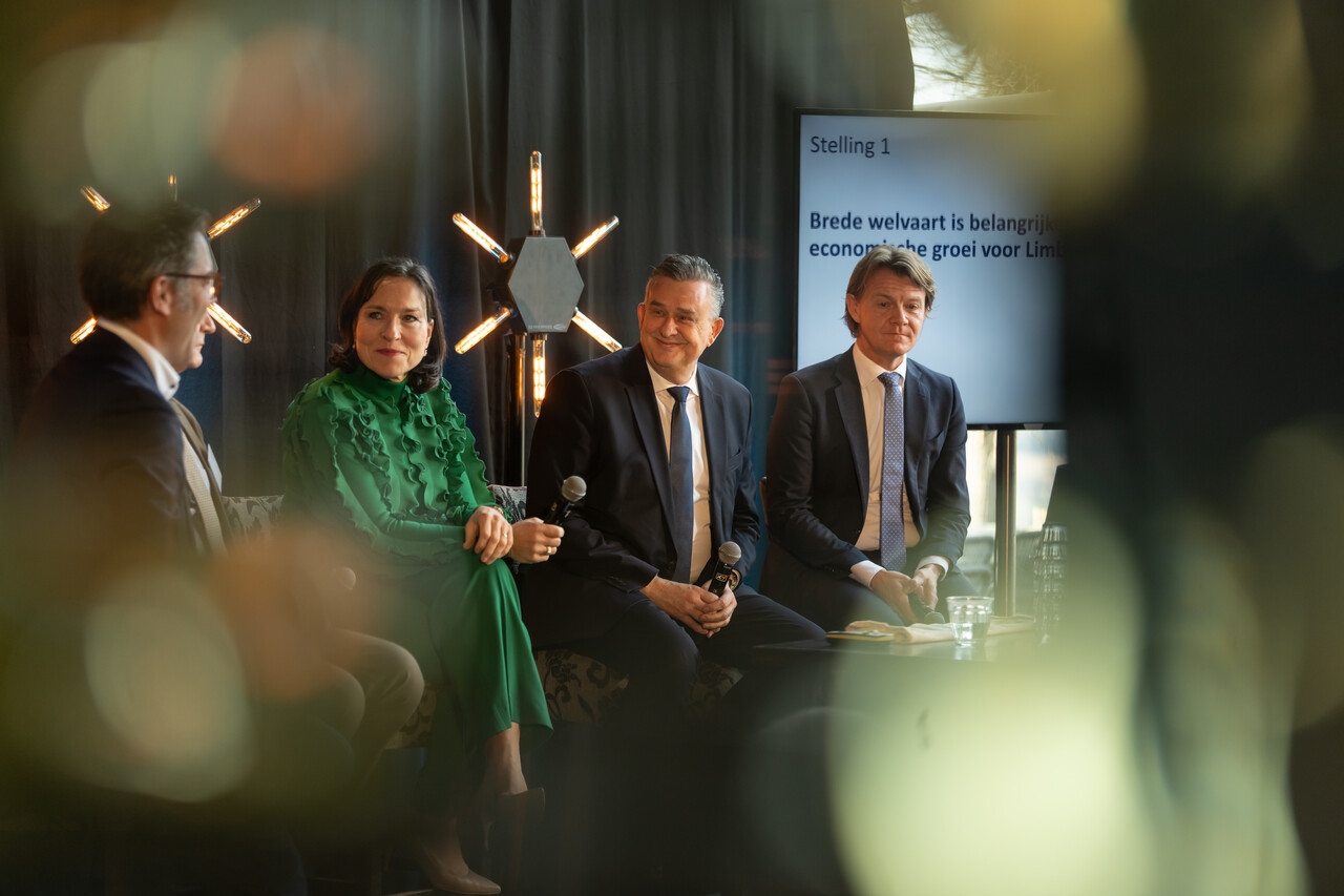 Bestuurders in gesprek tijdens de presentatie van de Toekomstvisie 2050