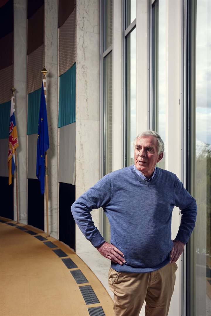 Ger Hermans in de Statenzaal van het Gouvernement aan de Maas