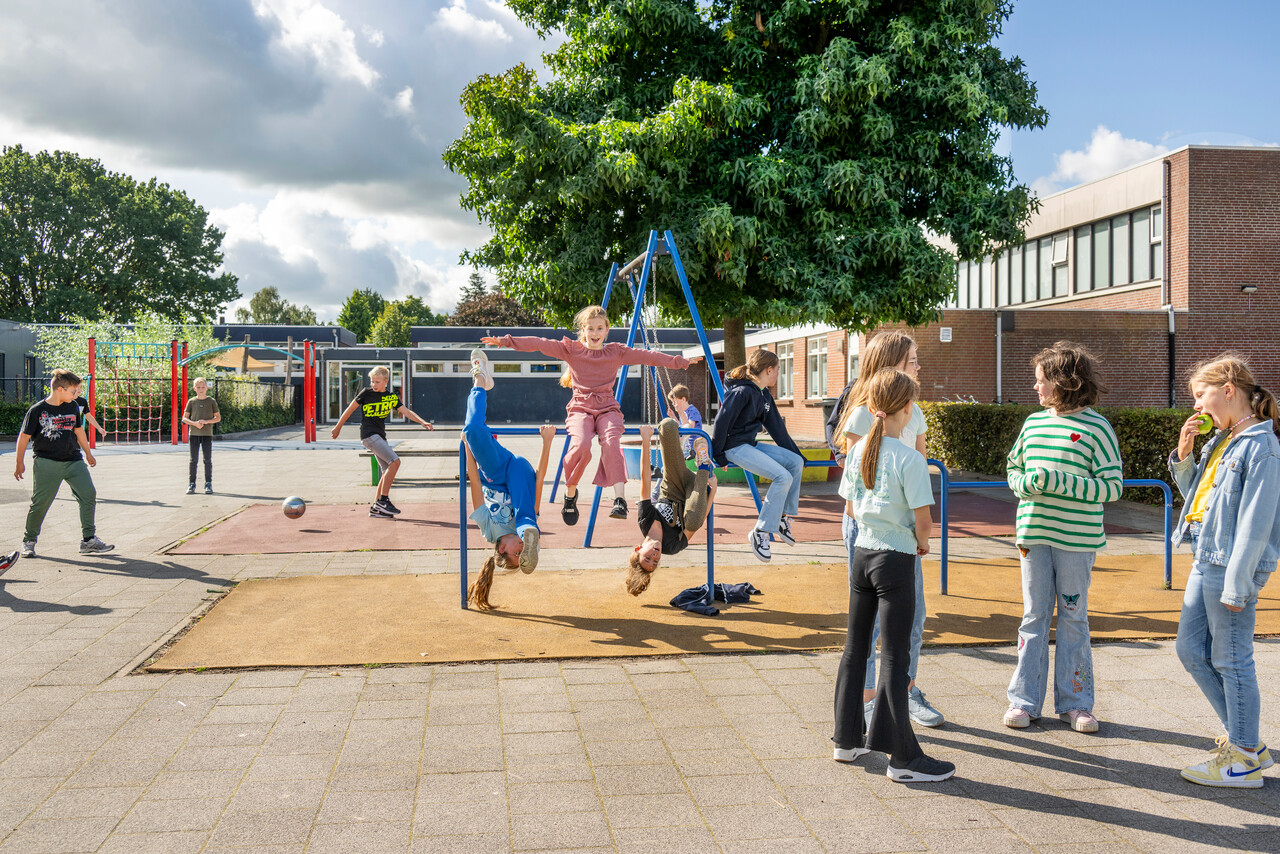 Kinderen spelend op een schoolplein