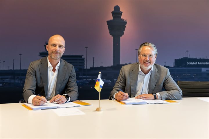 Robert Carsouw, CFO Royal Schiphol Group (links) en Stephan Satijn, gedeputeerde Economie van de Provincie Limburg (rechts) zetten hun handtekening onder de samenwerkingsovereenkomst tussen Schiphol Group en Maastricht Aachen Airport.