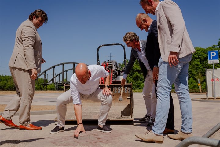 Bestuurders leggen de laatste steen en ronden symbolisch de werkzaamheden af