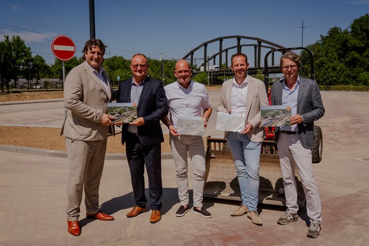 Bestuurders met de bouwtekeningen bij het vernieuwde station