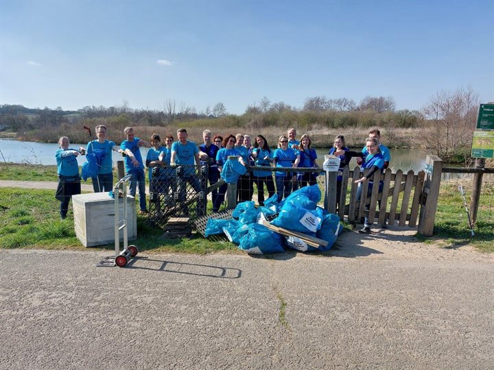 Vrijwilligers halen afval op langs de Maas
