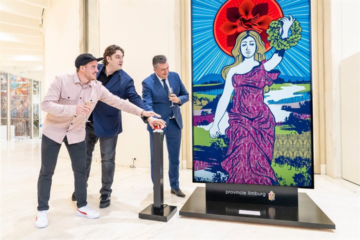 Kunstenaar Daniël Heynen, gedeputeerde Jasper Kuntzelaers en gouverneur Emile Roemer onthullen het kunstwerk.