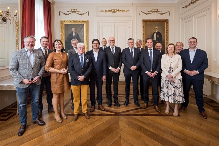 Groepsfoto met het Nederlandse en Belgische provinciebestuur