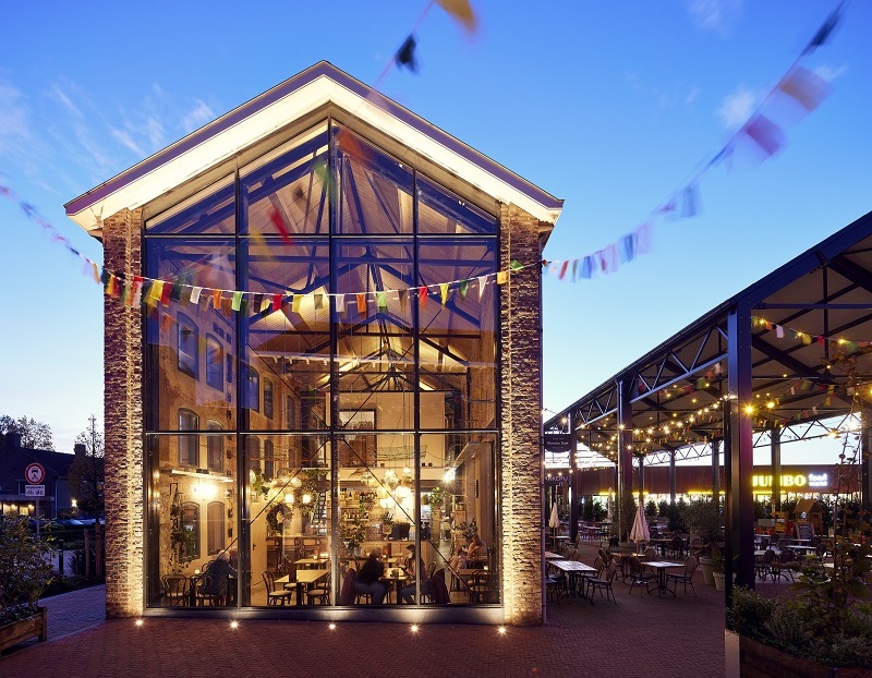 Een letterlijk inkijkje bij het mediterrane restaurant La Comida, waar licht, sfeer en smaken samenkomen.