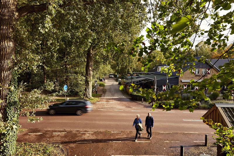 Op de grens van Limburg en Gelderland, bij de kruising van de Bi(e)sseltsebaan en de Groesbeekseweg, met zicht op Herberg-Restaurant ’t Zwaantje