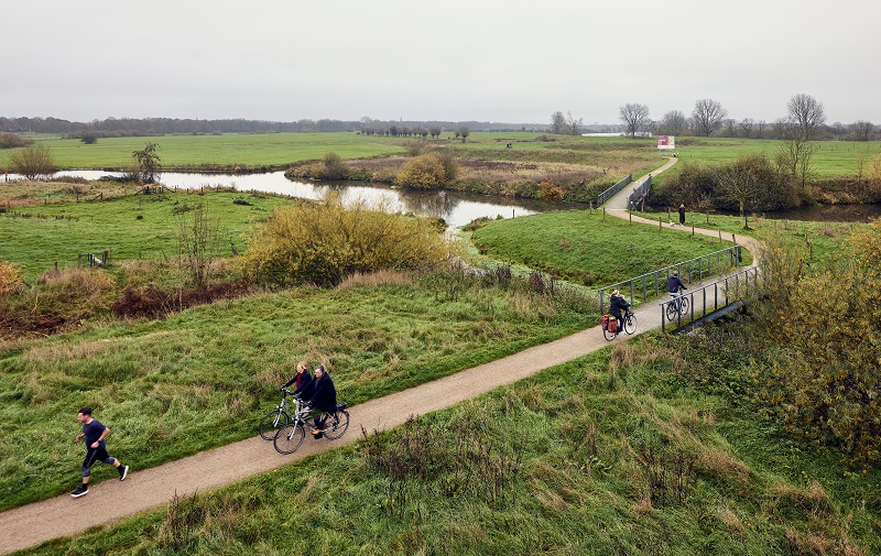 De gouverneur tijdens een fietstocht met zijn vrouw, nabij Vesting ‘t Genneperhuis net buiten hun woonplaats Gennep, waar de Niers uitmondt in de Maas.