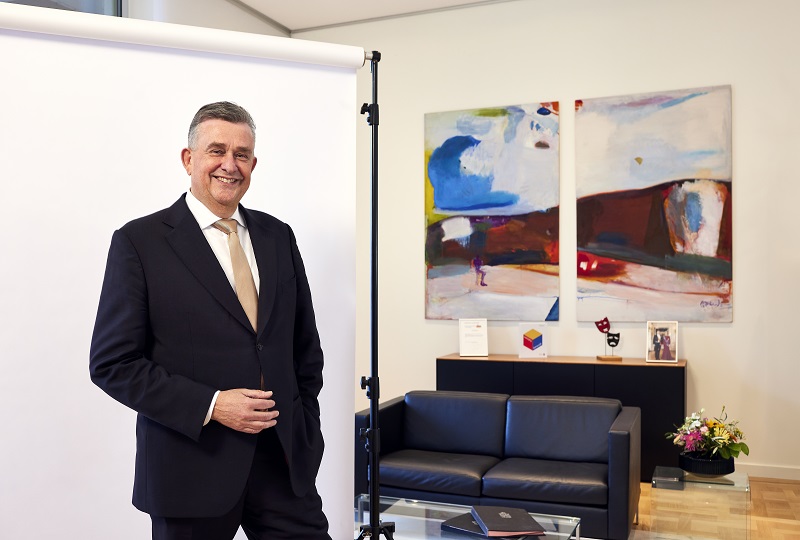 Gouverneur Emile Roemer poseert in zijn werkkamer