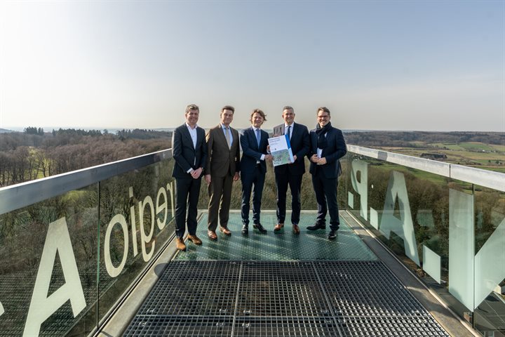 Bestuurders bij de presentatie van de Toekomstvisie Limburg 2050