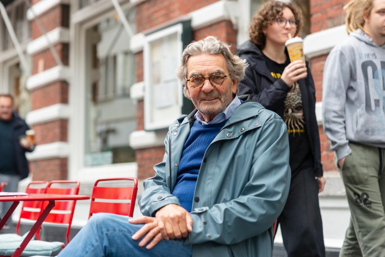 Guido Wevers op een bankje in Maastricht