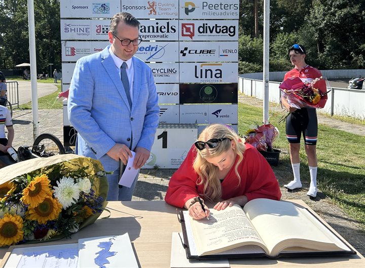 Chantal Haenen ontvangt de onderscheiding 'Limburger van Verdienste' uit handen van gedeputeerde Marc van Caldenberg