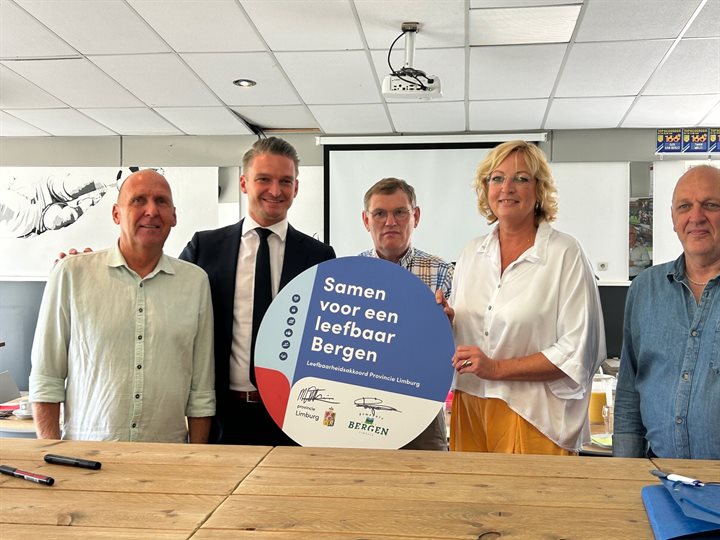 Gedeputeerde Michael Theuns en wethouder Claudia Ponjee ondertekenden het leefbaarheidsakkoord