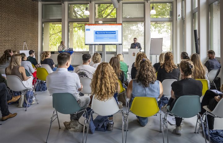Gedeputeerde Marc van Caldenberg opent de eerste platformbijeenkomst Eenzaamheid