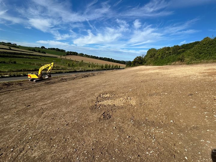Een graafmachine aan het ontgraven op perceel Vrakelbergerweg