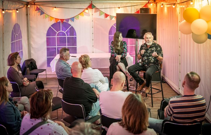 Francois aan het woord tijdens een lezing van het In de buurt festival